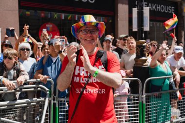Londra, İngiltere. 29 Haziran 2024. Londra 'da Gurur Geçidi. İnsanlar yürüyüp geçit törenini izliyor..