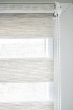 Pencere ikilisi gece gündüz çalışıyor. Kapatın perdeleri.