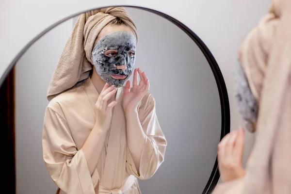 Mladá Šťastná Žena Ručníku Dělat Obličej Masky Dívat Zrcadla Stylové — Stock fotografie