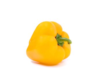 Sarı dolma biber beyazda izole edilmiş. Kırpma yolu ile. Biberler. Paprika