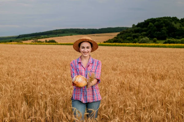 Una Agricultora Con Sombrero Paja Camisa Cuadros Sostiene Pan Fragante — Foto de Stock
