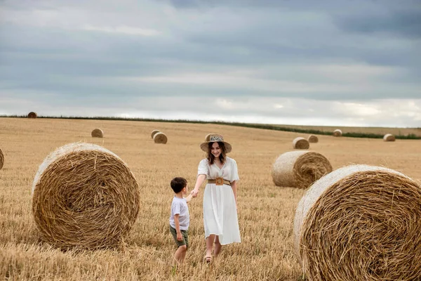 Young Mother Son Walking Stacks Straw Stacked Bales Hay Left — Stock Photo, Image