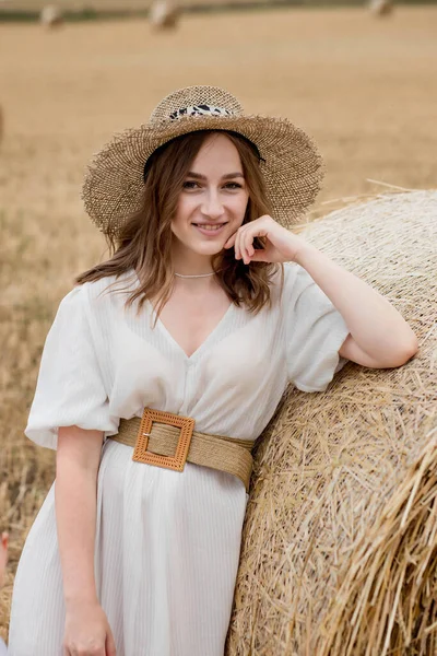 Young Woman Dress Hat Posing Field Hay Bales Woman Haystack — Zdjęcie stockowe