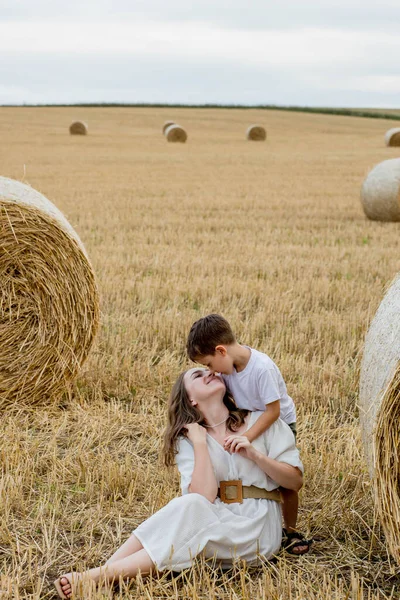 Young Mother Her Son Hugging Straw Bales Field Happy Family — Fotografia de Stock