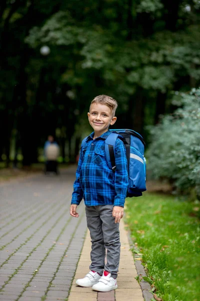 Junge Schulalter Geht Mit Blauem Rucksack Park Zur Schule — Stockfoto