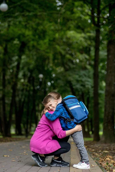 Genç Anne Okula Giderken Heyecanlı Birinci Sınıf Oğlunu Kucaklıyor Çalışmaya — Stok fotoğraf