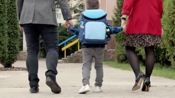Mama Und Papa Eltern Bringen Das Kind Zur Schule Verabschieden — Stockvideo