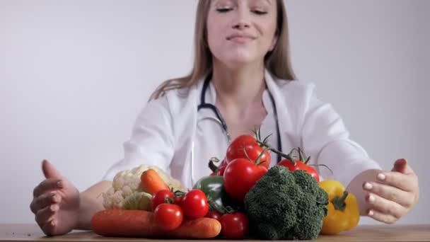 Una Doctora Nutricionista Sentada Mesa Sosteniendo Con Diferentes Frutas Verduras — Vídeo de stock