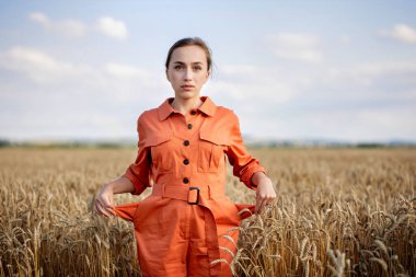 Kötü buğday hasadı. Tahıl eksikliği. Boş cep.