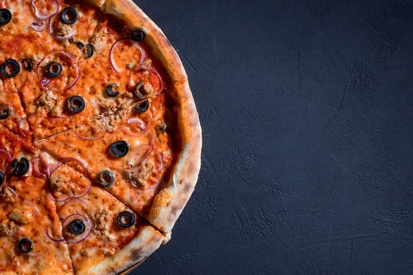 Pizza Con Atún Aceitunas Cebolla Queso Mozzarella Salsa Tomate Sobre — Foto de Stock