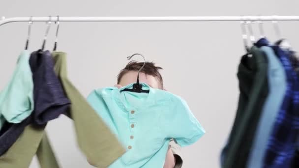 Jongen Kleuter Staan Bij Hangers Rekken Kleding Kiest Kleding Voor — Stockvideo