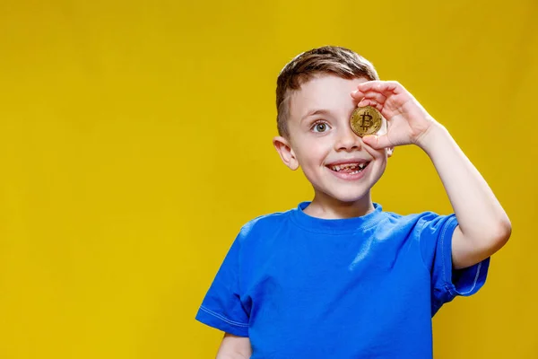 Liten Glad Förskola Pojke Blå Shirt Med Bitcoin Framför Ögonen — Stockfoto