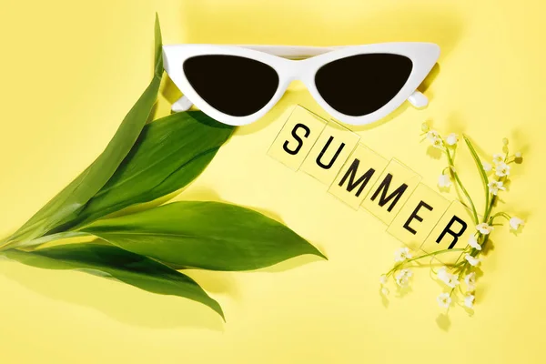 Summer Layout Flowers Leaves Glasses Text Inscription Summer Pastel Yellow — Stock Photo, Image