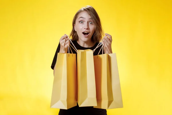 Zaskoczona Kobieta Dużych Zniżek Pakietów Żółtym Tle Zakupy Podróży Portret — Zdjęcie stockowe