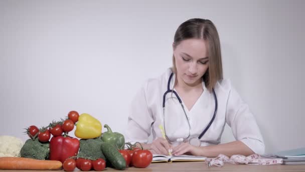 Nutritionist Prescribes Healthy Diet Patient Nutritionist Writes Prescription Pills Patient — Stock Video
