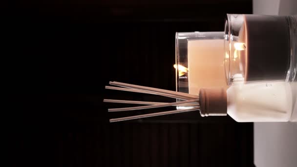 Освіжувач Повітря Скляній Пляшці Запашні Свічки Тримачах Свічок Домашня Атмосфера — стокове відео