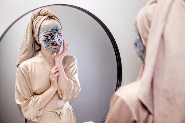 Wanita Muda Rapi Menerapkan Masker Untuk Membersihkan Dan Melembabkan Wajah — Stok Foto