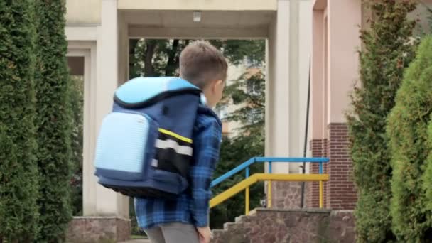 Αγοράκι Σακίδιο Πάει Σχολείο Πρώτη Δημοτικού — Αρχείο Βίντεο