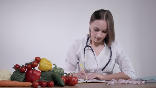 Dietetyk Przepisuje Zdrową Dietę Pacjentowi Dietetyk Wypisuje Receptę Tabletki Zdrowie — Wideo stockowe