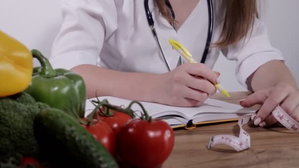 Dietist Ordinerar Hälsosam Kost För Patient Dietist Skriver Ett Recept — Stockvideo