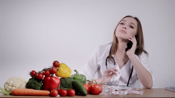 Dietetyk Szlafroku Medycznym Rozmawia Przez Telefon Przepisuje Zdrową Dietę Pacjentowi — Wideo stockowe
