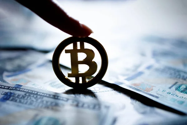 Altın bitcoin kripto paralarını Amerikan dolarları üzerine kapatın. Elektronik merkeziyetçi para kavramı.