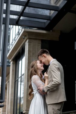 Gelin, damadın sevgi dolu gözlerine bakar. Gülümseyen yeni evliler birbirlerinin gözlerinin içine bakar.