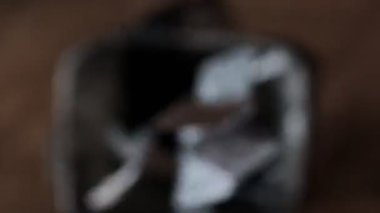 Kadın eli çöp kutusuna bir sürü hap atıyor. Süresi dolmuş haplar. İlaç almayı reddediyor..