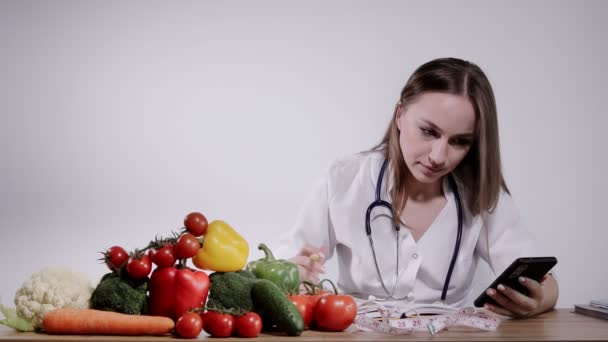 Nutritionist Medical Gown Talking Phone Prescribes Healthy Diet Patient Table — Vídeo de stock