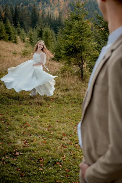 Bride Circling Her Wedding Dress Groom Looking Her Wedding Photo — Stock Fotó