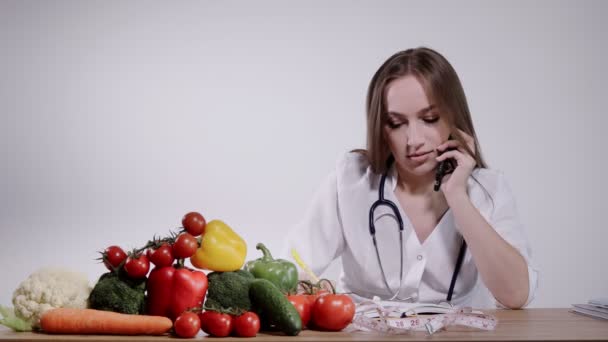 Dietist Medicinsk Klänning Talar Telefon Och Ordinerar Hälsosam Kost För — Stockvideo