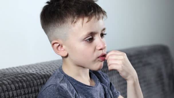 Ein Kleiner Junge Öffnet Süßigkeiten Und Nimmt Pastila Den Mund — Stockvideo