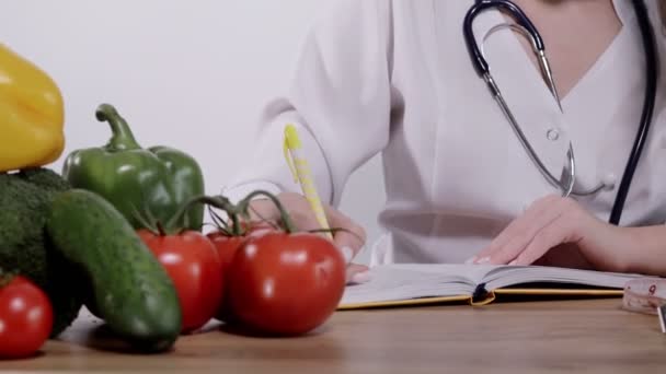 Nutricionista Prescreve Uma Dieta Saudável Para Paciente Nutricionista Escreve Uma — Vídeo de Stock