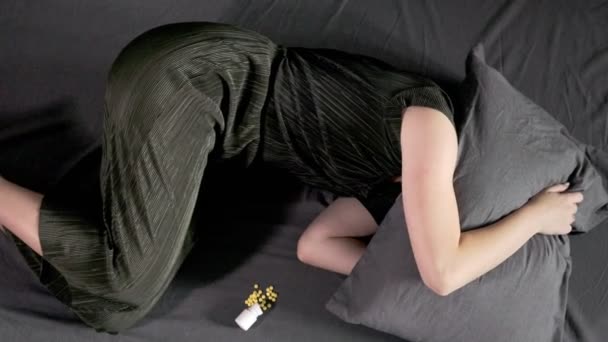 病了的年轻女人躺在床上 浑身都是疼痛 浑身都是枕头 感到疼痛 心情不好 很伤心 — 图库视频影像