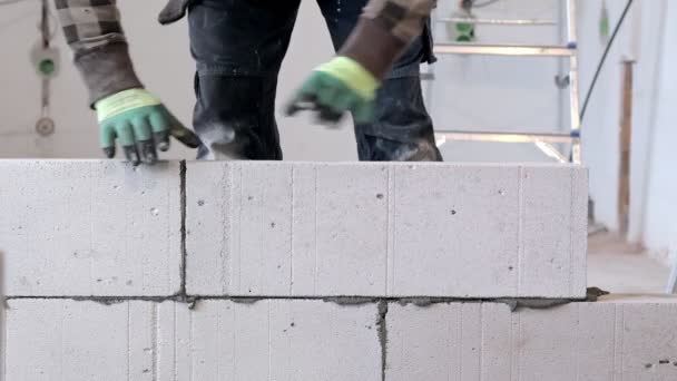Builder Places Block Construction Wall — Vídeos de Stock
