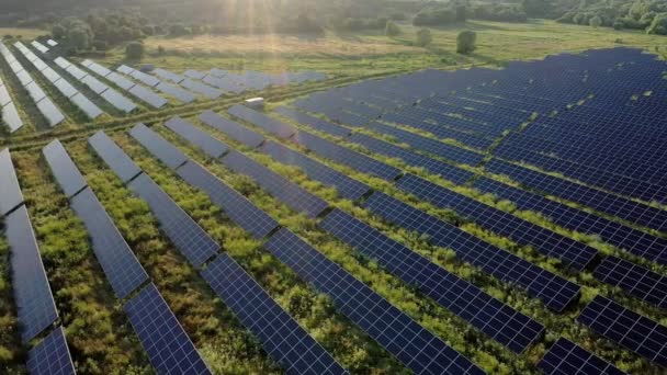 Αεροφωτογραφία Του Σταθμού Ηλεκτροπαραγωγής Των Ηλιακών Συλλεκτών Στο Πράσινο Πεδίο — Αρχείο Βίντεο