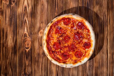 Domates soslu pizza, mozzarella, salam, chili, ahşap kaplama bal, fotokopi alanı.