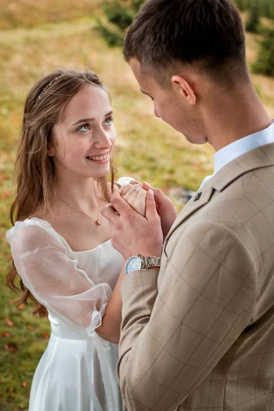 Menyasszony Szerető Szemekkel Néz Vőlegényre Mosolygó Friss Házasok Egymás Szemébe — Stock Fotó