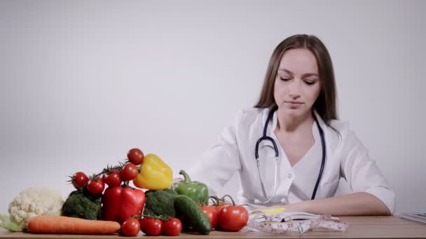 Een Voedingsdeskundige Een Medisch Gewaad Spreekt Aan Telefoon Schrijft Een — Stockvideo