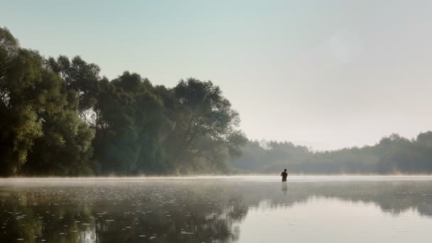 Fisherman Catching Fish River Foggy Summer Morning Fishing Spinning — Vídeos de Stock