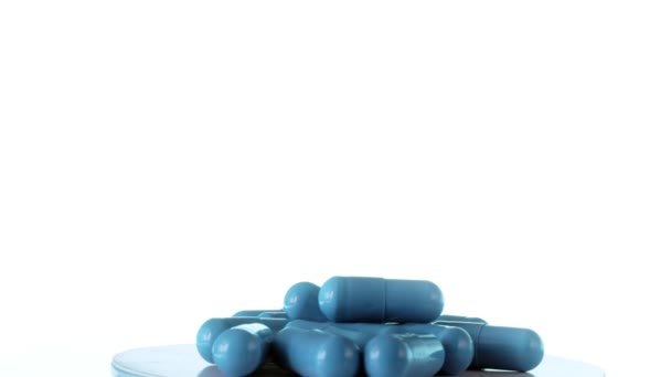 Cápsulas Medicina Azul Girando Sobre Fondo Blanco Concepto Médico Sobredosis — Vídeo de stock