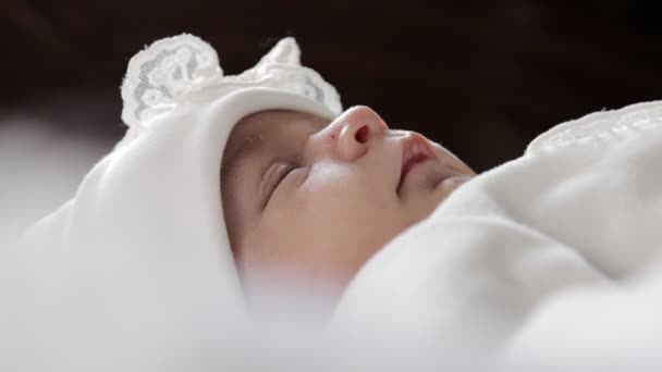 新生儿躺在床上 睡得很香 新生儿摄影的概念 婴儿睡个好觉 — 图库视频影像