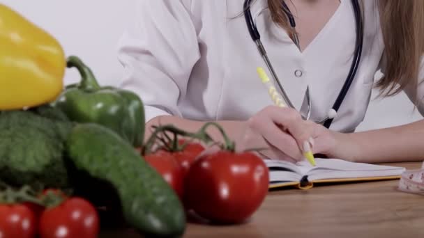 Dietetyk Wypisuje Receptę Zdrowie Pacjenta Przy Biurku — Wideo stockowe