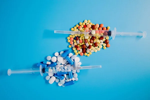 Two Medical Syringes Pills Randomly Scattered Pills Different Colors Sizes — Stok fotoğraf