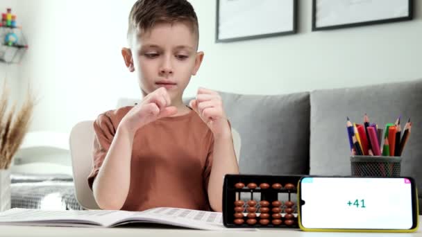 Kleiner Junge Der Mit Hilfe Von Kopfrechnen Rechnet Mathematik Zum — Stockvideo