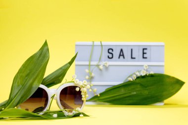 Çiçeklerin, yaprakların, bardakların ve yazlık yazıların olduğu, pastel sarısı bir arkaplanda. Yaz ekran koruyucu