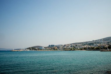 Deniz kıyısında nüfusun yoğun olduğu bir Türk kenti manzarası. Deniz kıyısının dağ ufku.
