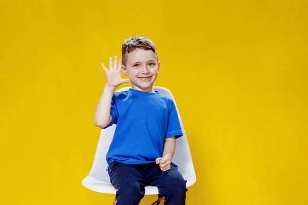 Glada Lilla Ljushårig Pojke Blå Shirt Och Byxor Sitter Stol — Stockfoto