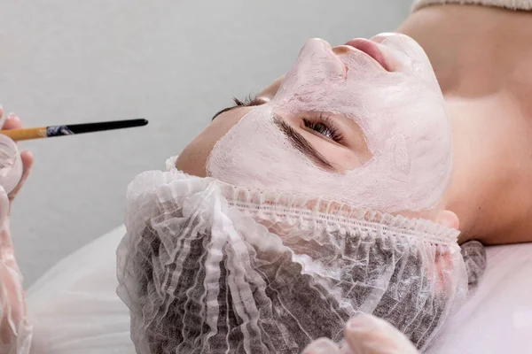 Beautician Applies Mask Skin Woman Face Therapeutic Purposes Rejuvenation Acne — Stockfoto