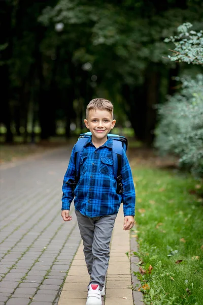 Porträt Eines Erstklässlers Mit Rucksack Der Junge Geht Zur Schule — Stockfoto
